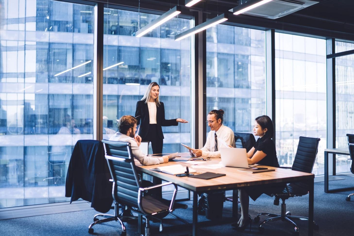 実践的な課題に取り組む受講生 - 現場で使えるスキルの習得